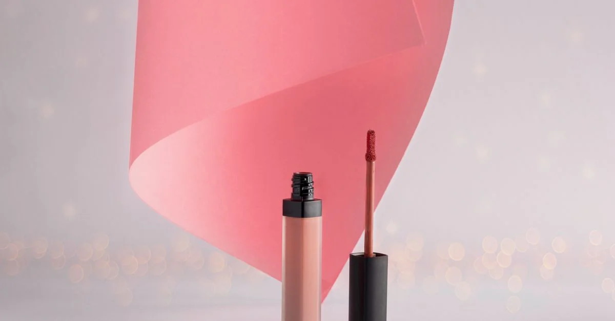 Rouge à lèvres élégant avec un fond en spirale rose, idéal pour les thèmes de beauté et de cosmétiques.