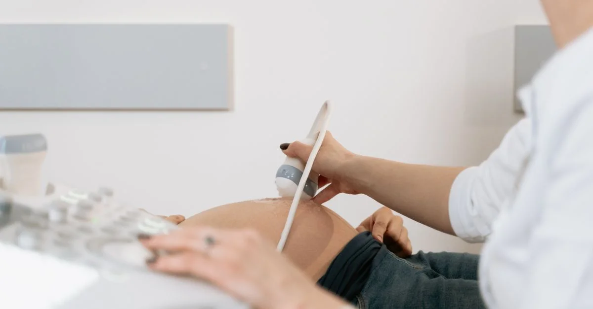 Un professionnel de la santé effectue une échographie sur une femme enceinte dans une clinique.