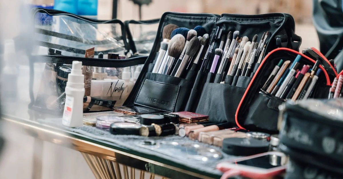 Gros plan sur divers pinceaux et outils de maquillage disposés sur une table, idéal pour les thèmes beauté et mode.