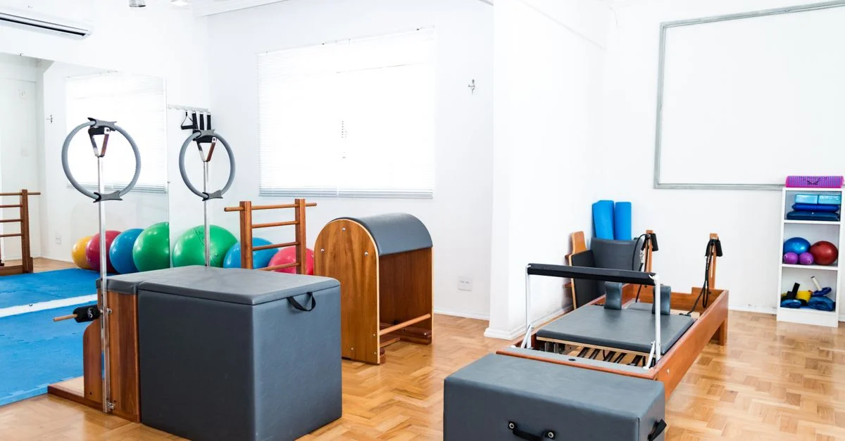 Studio de Pilates spacieux avec des équipements modernes et des ballons d'exercice vibrants.
