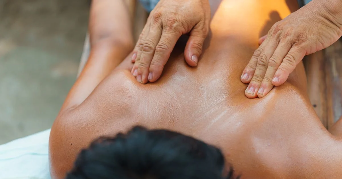 Une séance de massage apaisante en plein air axée sur la relaxation et le bien-être, améliorant la santé physique et mentale.